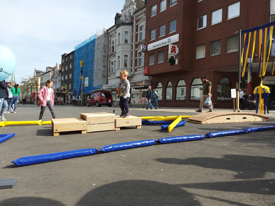 Ein Kind geht über einen Pacours.