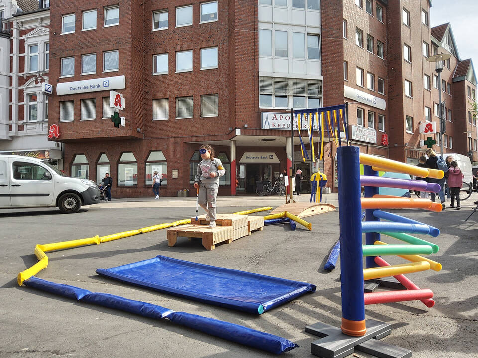 Ein Kind geht über einen Pacours.