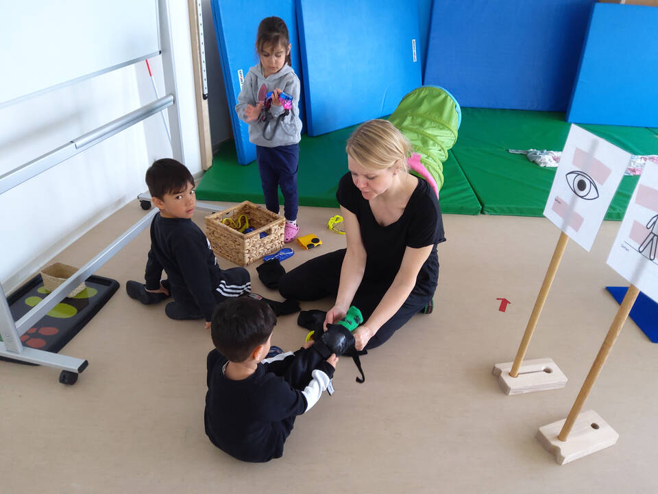 Kinder ziehen sich Protectoren an.