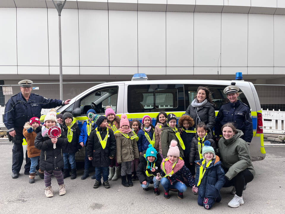 Kinder vor einem Polizeibus