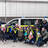 Kinder vor einem Polizeibus