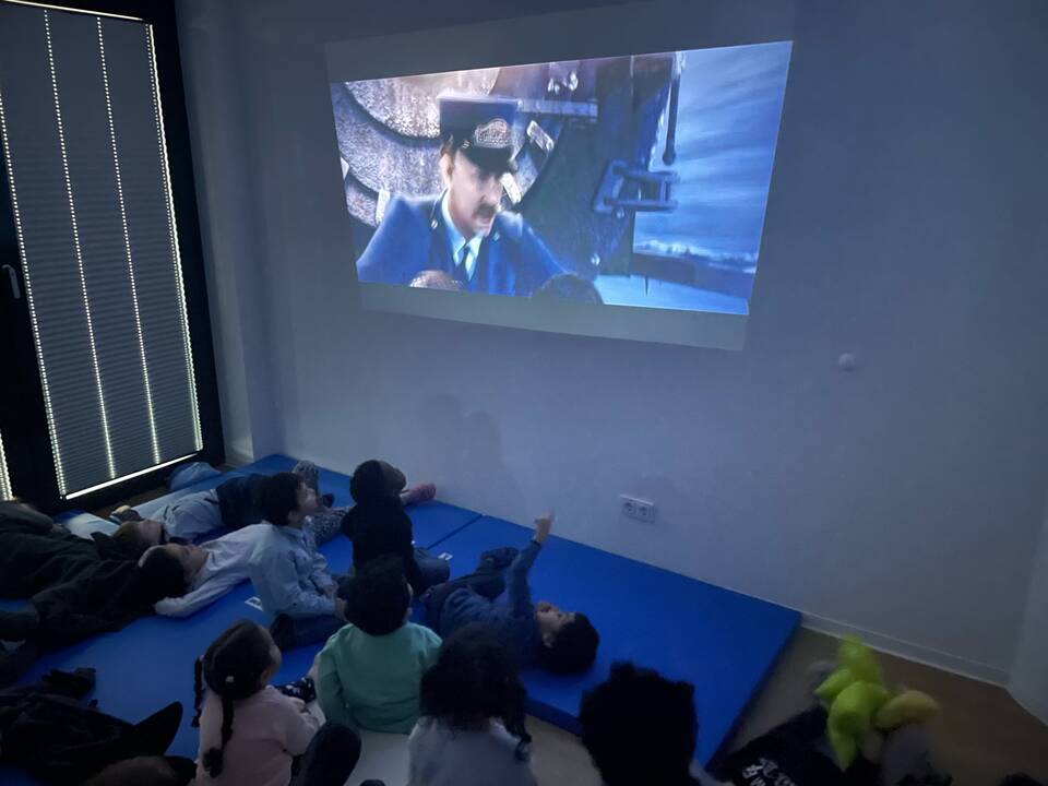 Kinder schauen einen Film