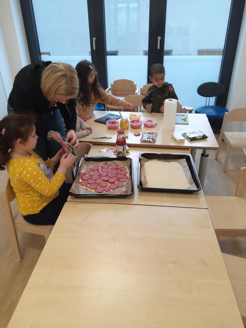 Pizzabacken mit Kindern.