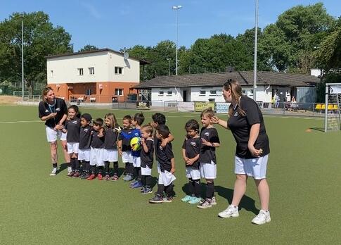 Eine Kinderfussballmannschaft mit ihren Trainern.