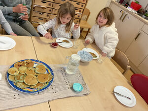 Kinder essen Blaubeerpfannkuchen.