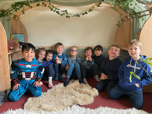 Kinder haben blaue Kleidung an