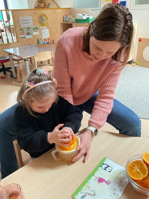Ein Kind macht Orangensagt.