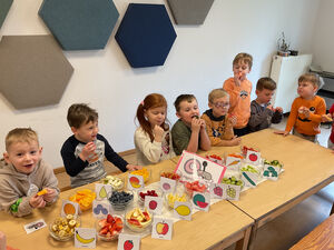 Kinder probieren Obst.