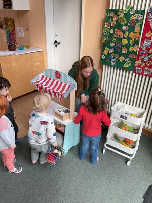 Kinder am Kaufladen.