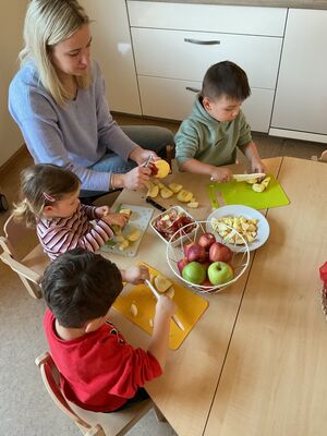 Kinder schneiden Obst.
