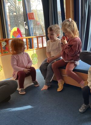 Drei Kinder sitzen zusammen