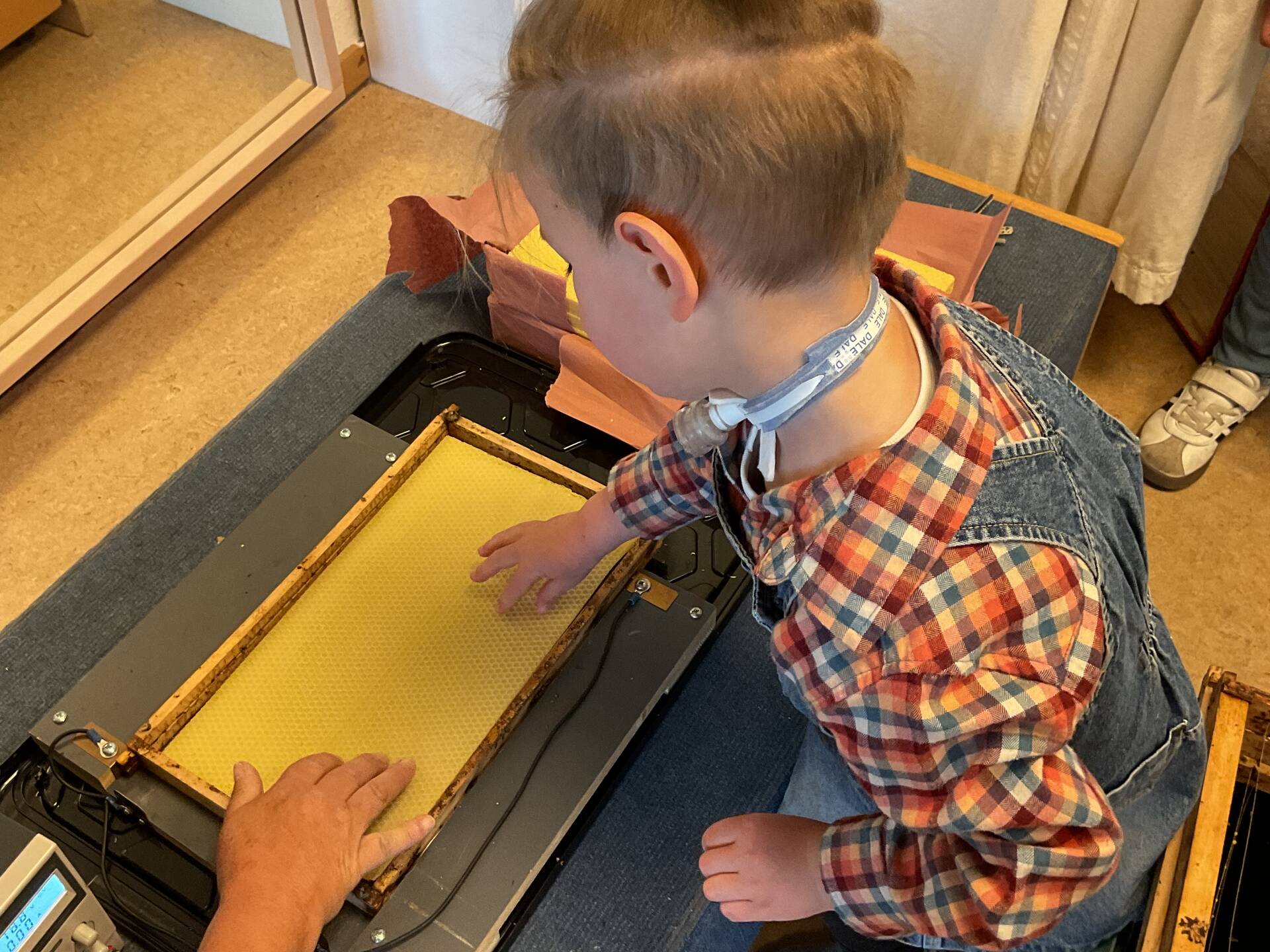 Ein Kind legt eine neue Wachsplatte ein.