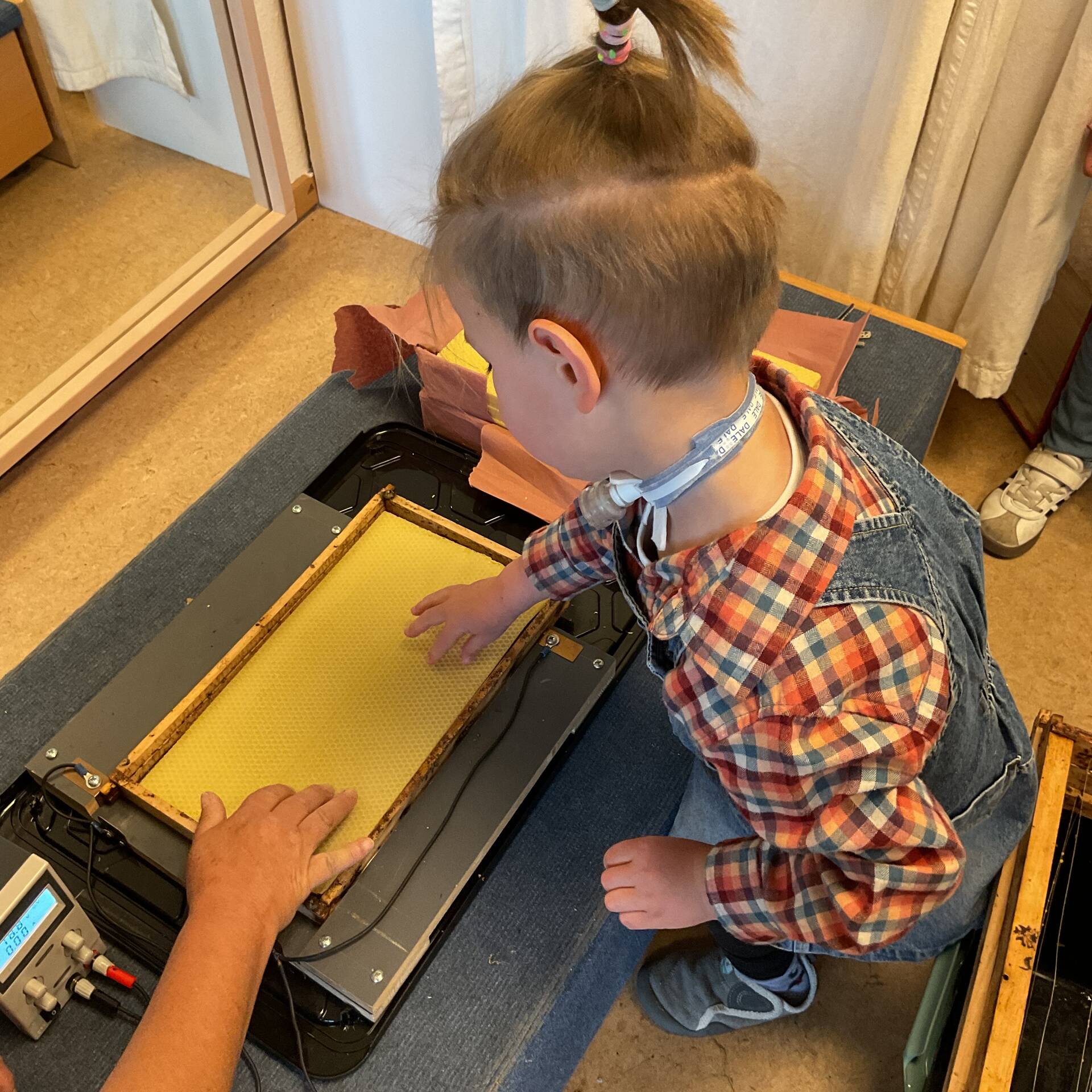 Ein Kind legt eine neue Wachsplatte ein.