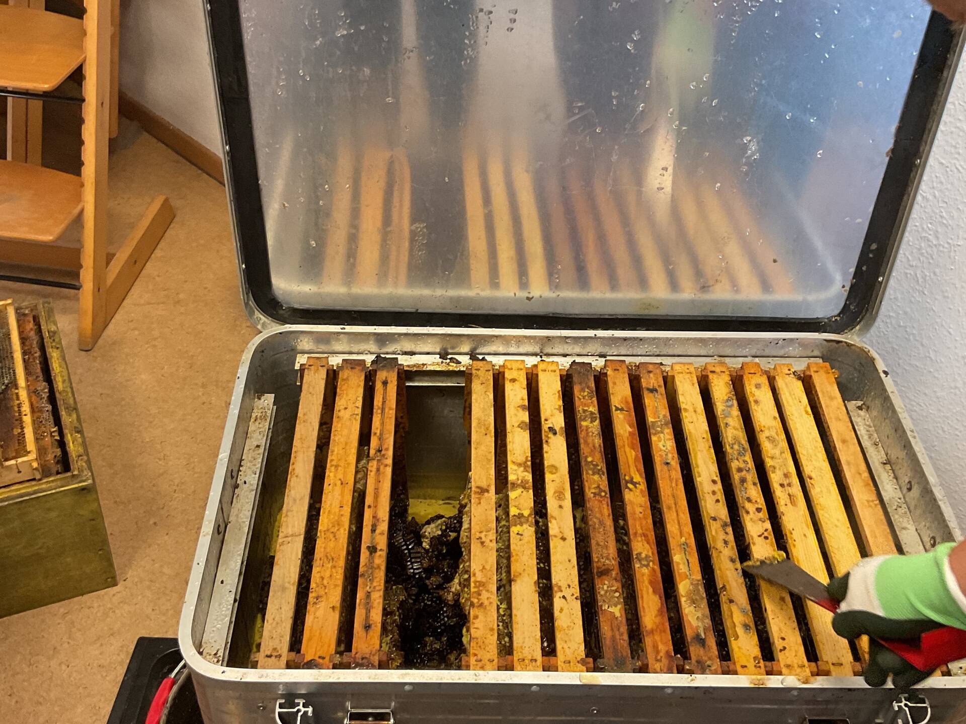 Wachsplatten in einer Kiste aus Metall.