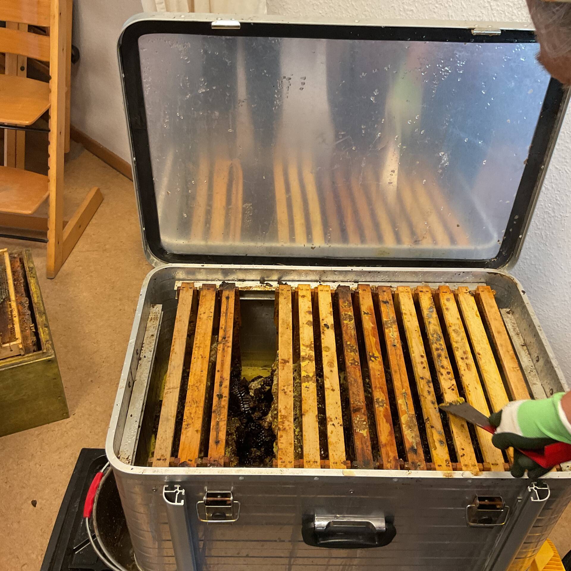 Wachsplatten in einer Kiste aus Metall.