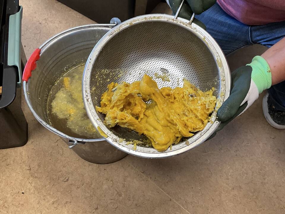 Alte Bienenwaben werden geschmolzen