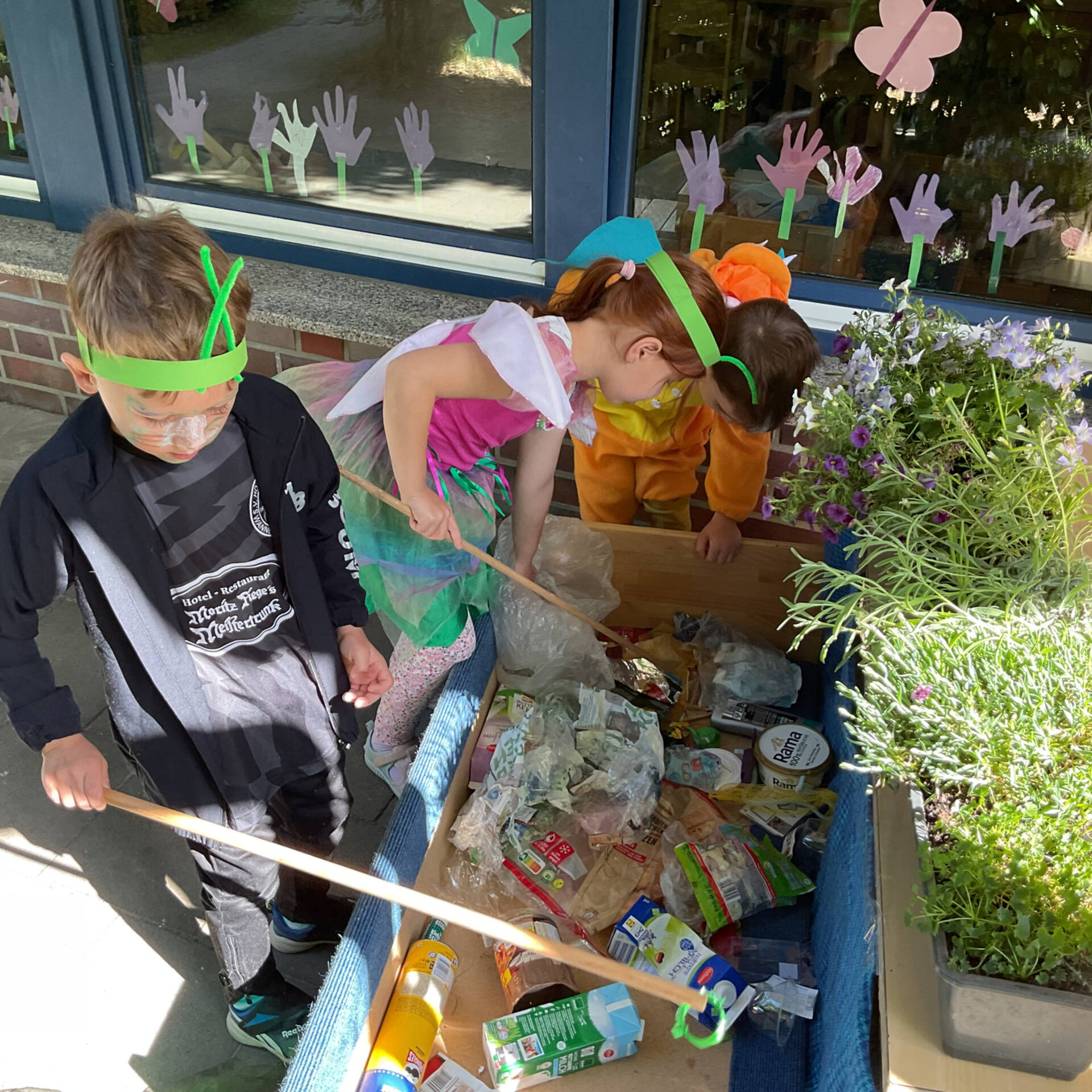 Zwei Kinder angeln Müll.