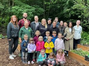 Gruppenfoto mit Kinder und Erwachsenen.