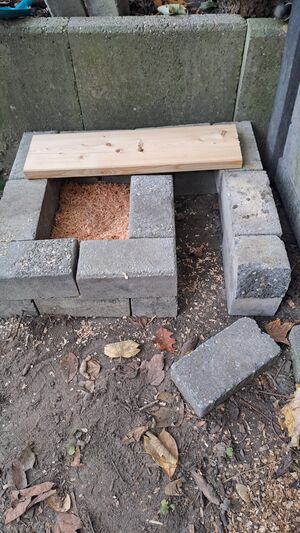 Ein Igelhaus mit halbem Dach.