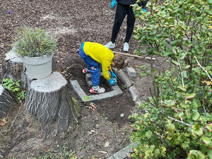 Ein Kind setzt Steine aufeinander.