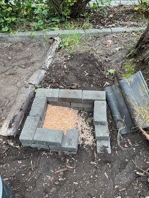 Steine aufeinander gestapelt und Holzwolle eingefüllt.