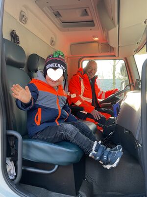 EIn Kind und ein Mann in einem Fahrzeug.