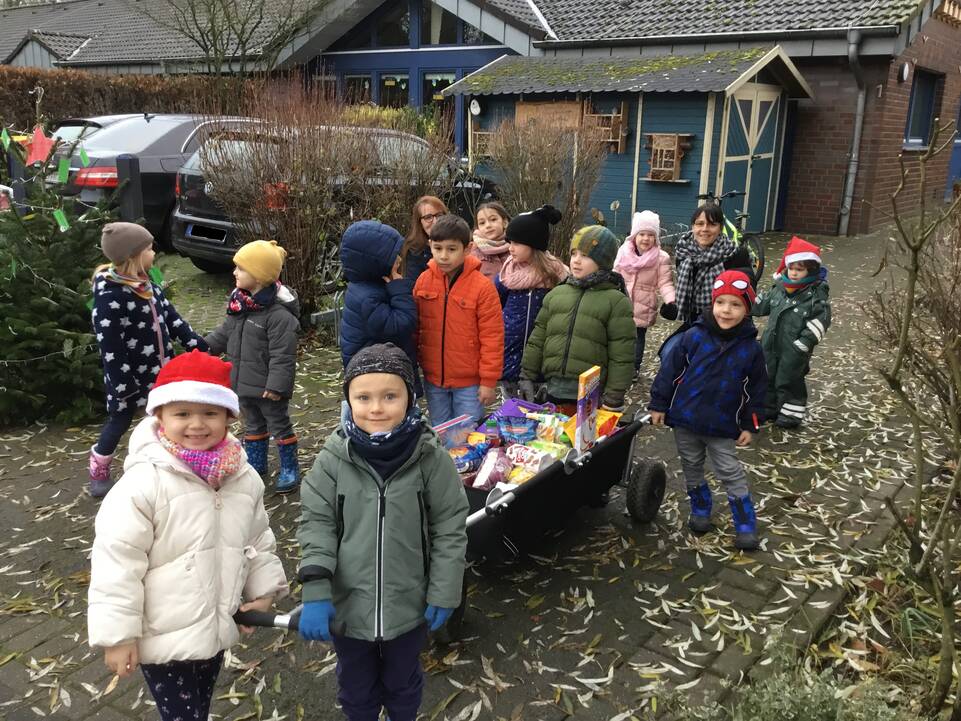 Viele Kinder mit Bollerwagen