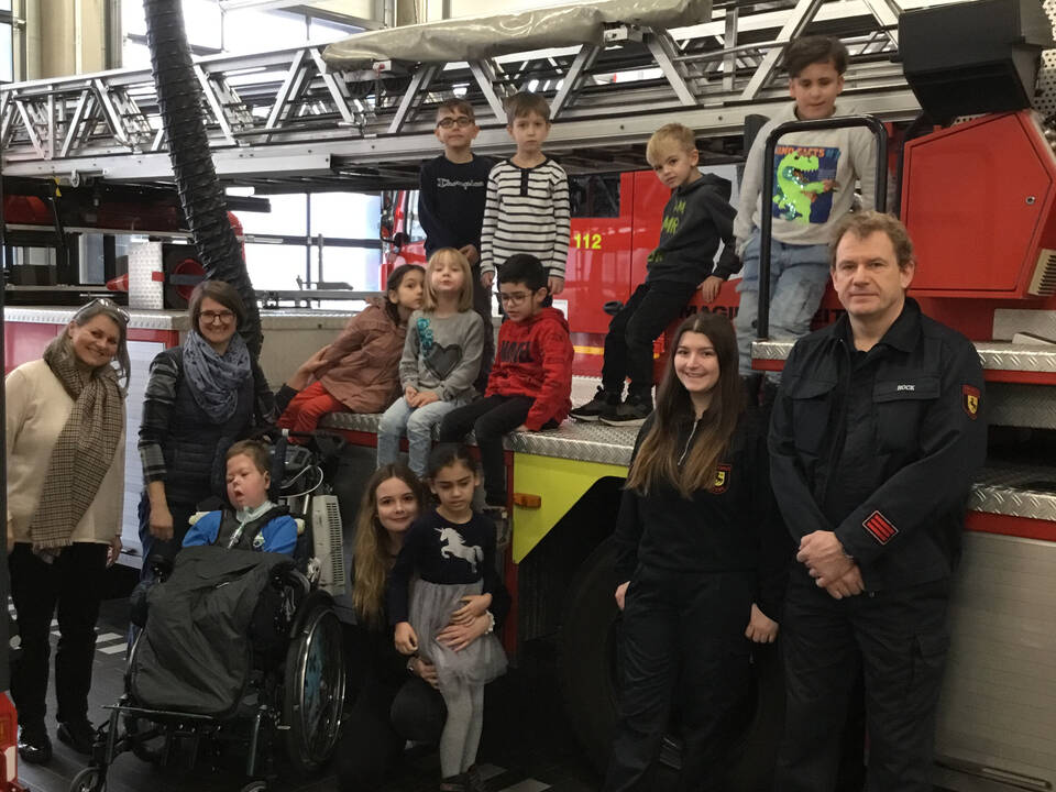 Viele Kinder am Feuerwehrwagen.