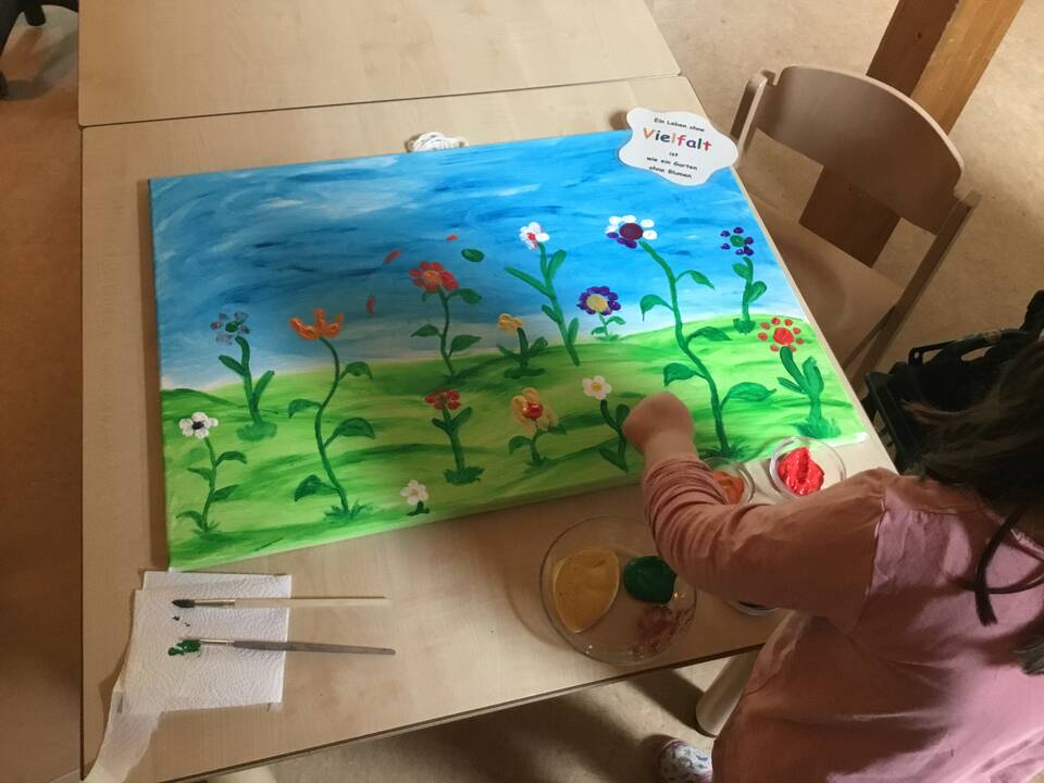 Ein Bild auf Leinwand liegt auf dem Tisch.