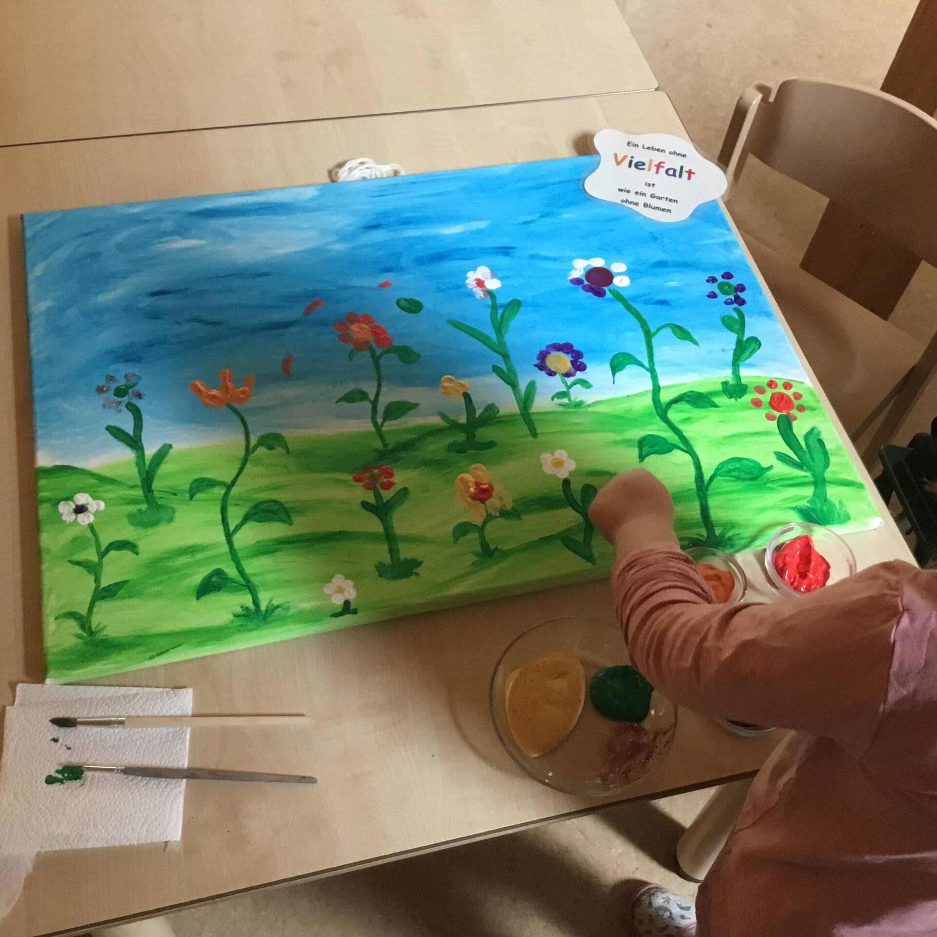 Ein Bild auf Leinwand liegt auf dem Tisch.