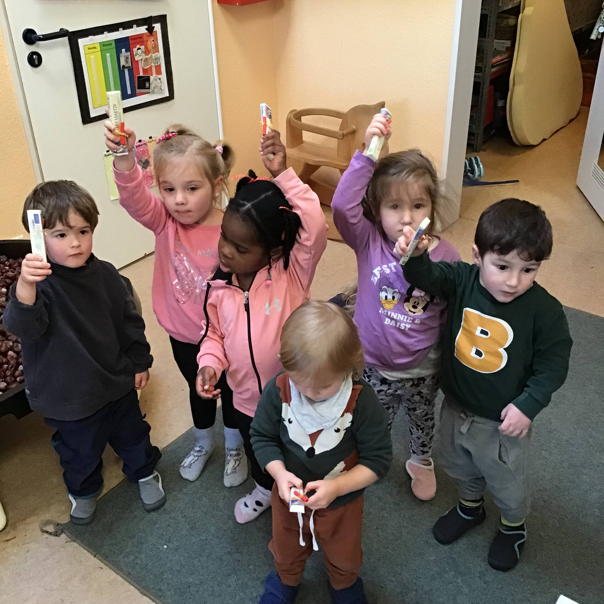 Kinder halten kleine Geschenke in der Hand