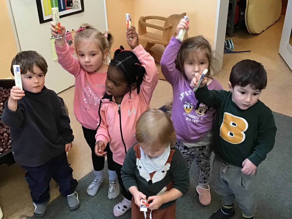 Kinder halten kleine Geschenke in der Hand