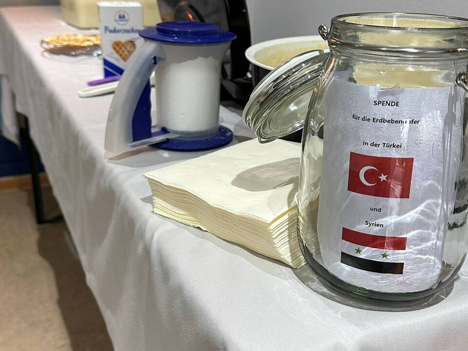 Ein Tisch mit Spendenglas.