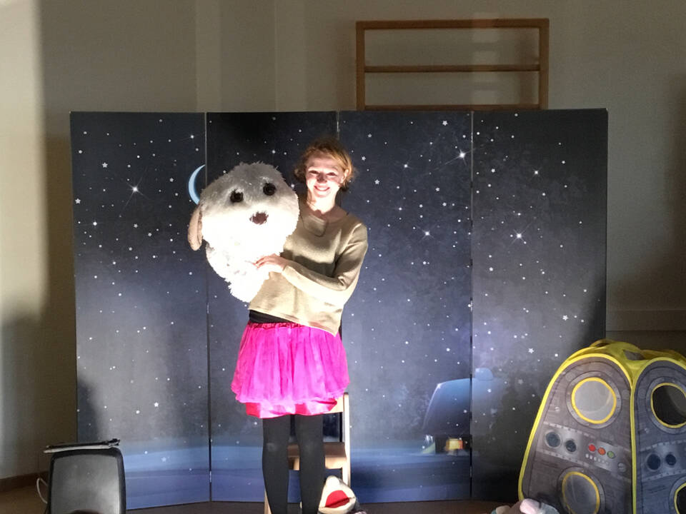 Eine Frau mit einem sehr großen STofftier.