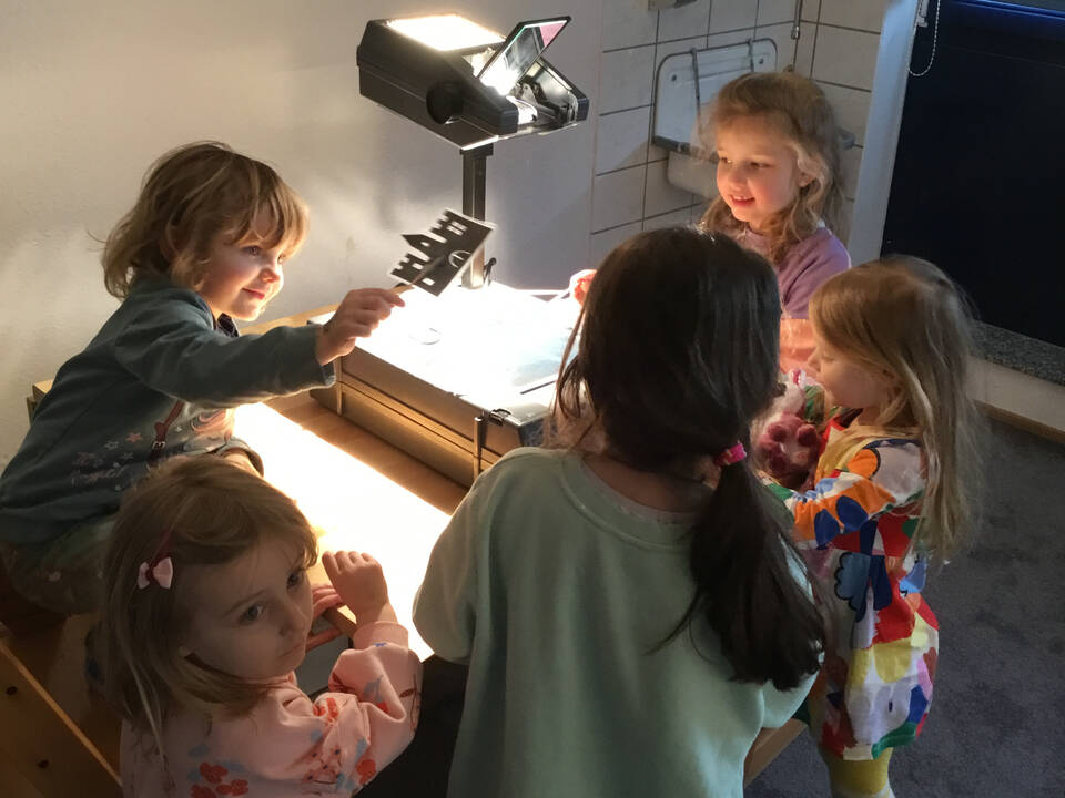 Kinder an einem Overheadprojektor.