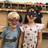 Zwei Kinder mit Fledermausmasken im Gesicht.