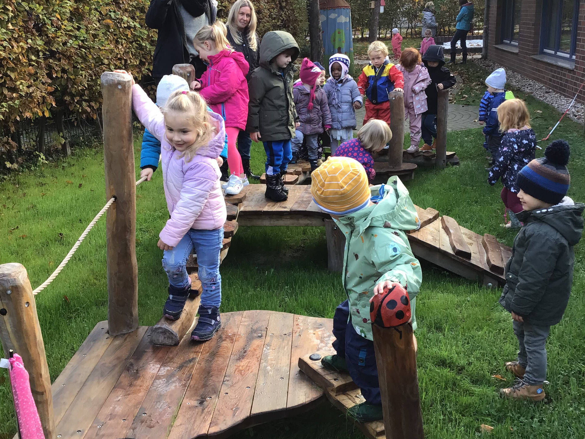 Kinder laufen über den Parcors.