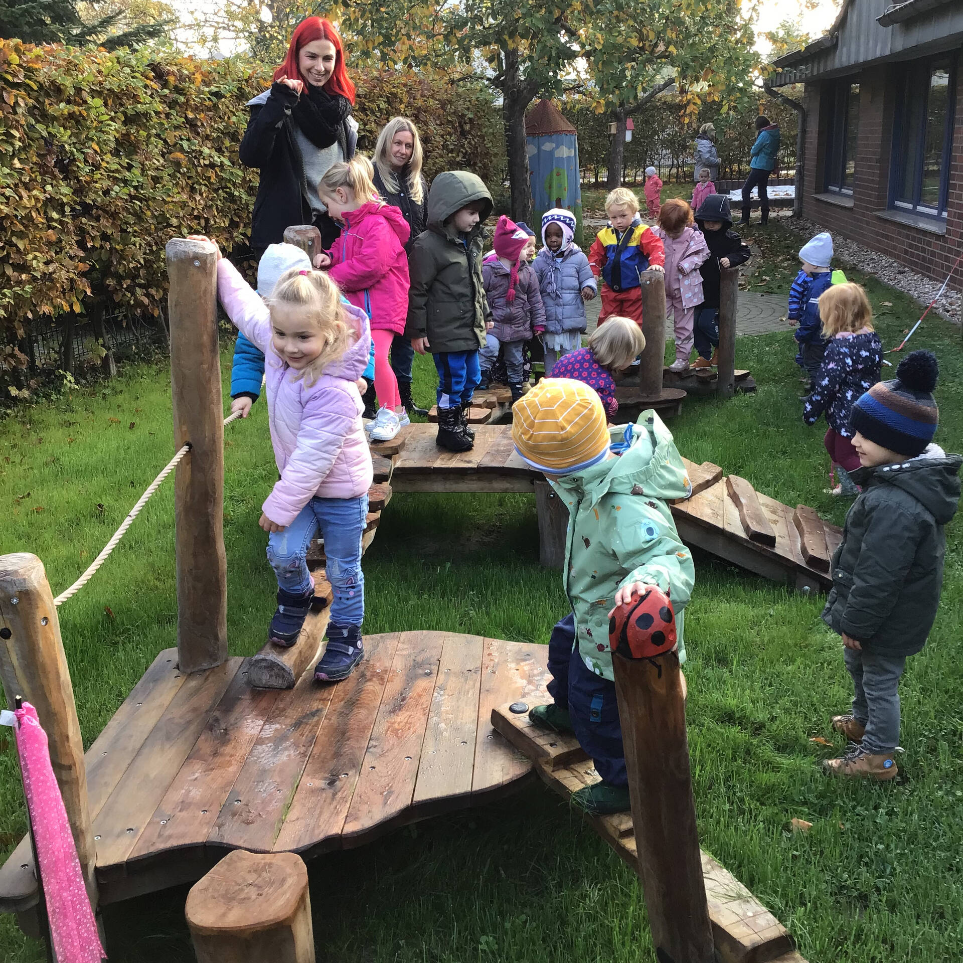 Kinder laufen über den Parcors.