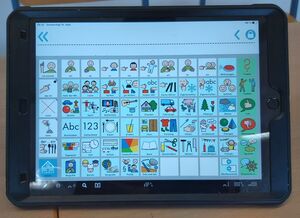 Ein Tablet mit Pictogrammen für Unterstützte Kommunikation.