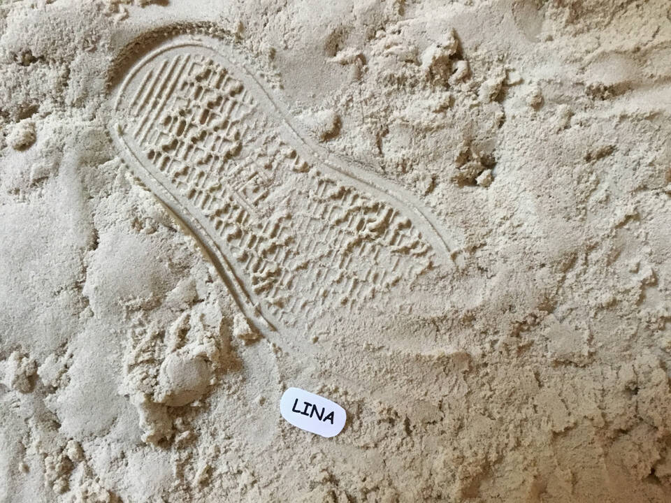 Ein Fußabdruck mit dem Namen Lina daneben.