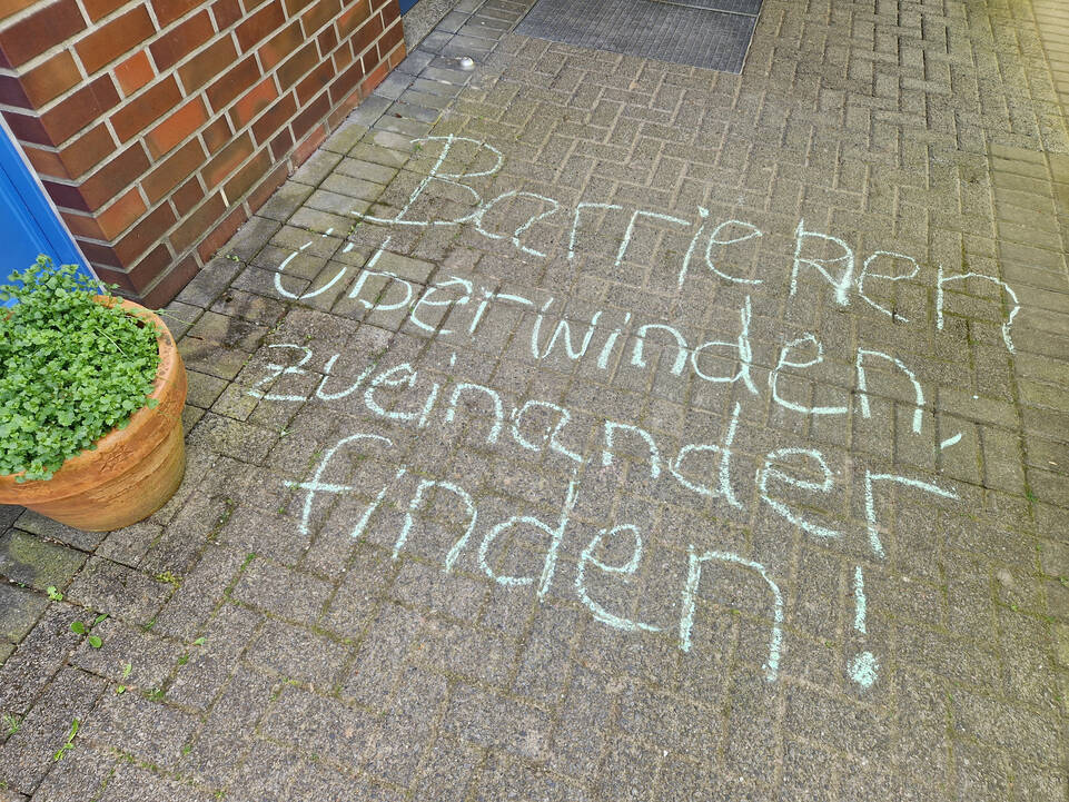 Barrieren überwinden, zueinander finden.