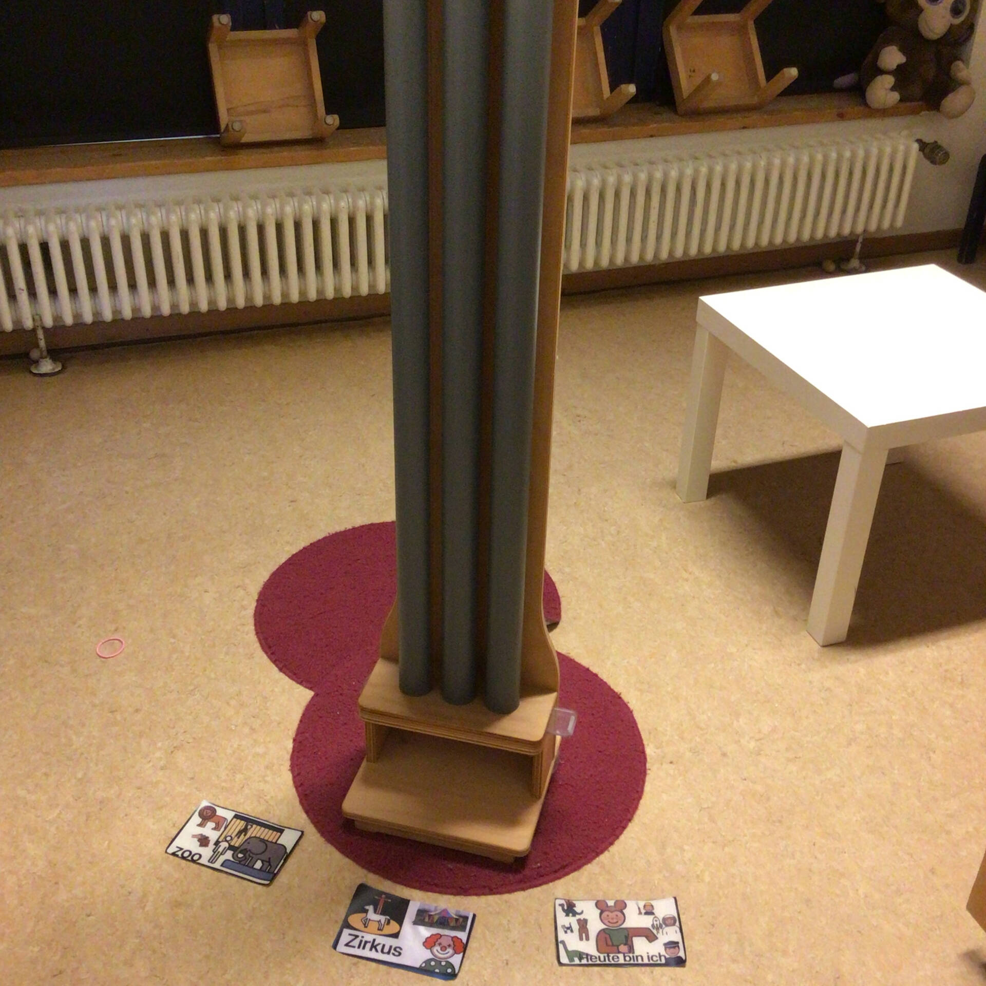 Eine Säule und drei Bilderkarten.