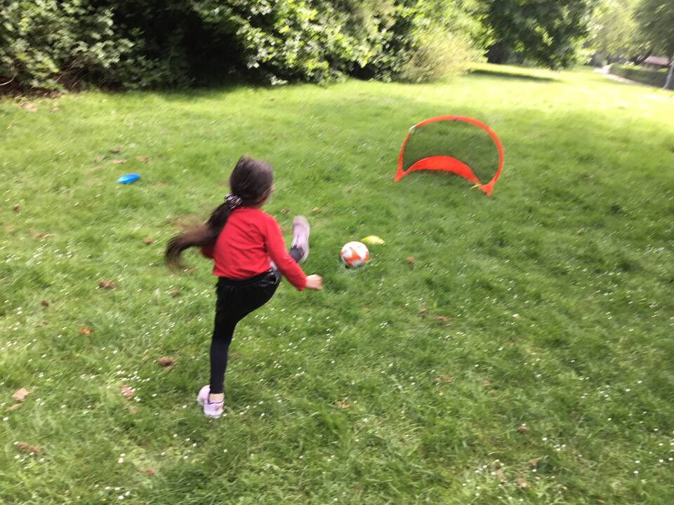 Ein Kind schiesst auf ein Tor.