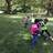Kinder spielen auf einer Wiese Fussball.