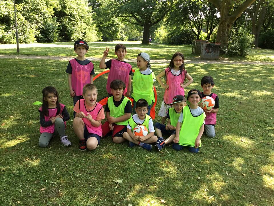 EIn Mannschaftsfoto auf einer Wiese im Schatten.