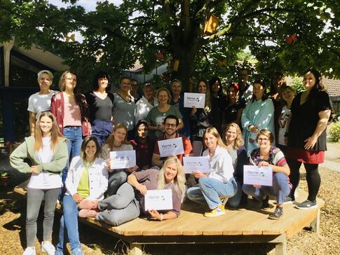 Mitarbeiterinnen mit Urkunden in der Hand.