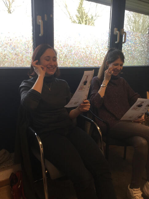 Zwei Frauen gebärden