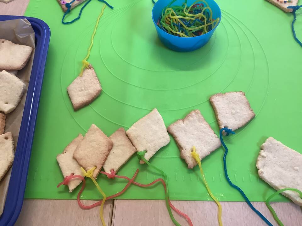 Plätzchen in Form eines Drachens mit Kordel.