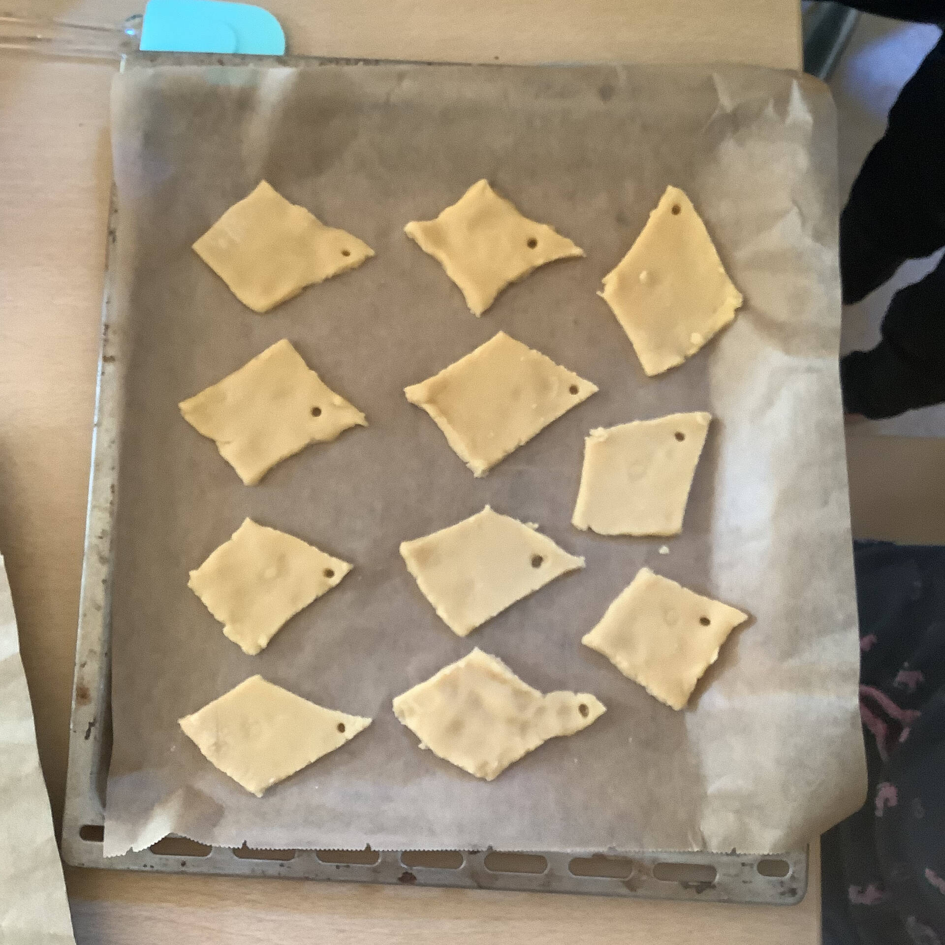 rohe Plätzchen auf einem Backblech