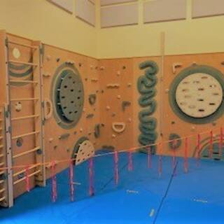 EIne Kletterwand , davor ist Absperrband.